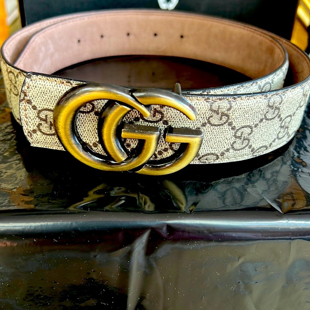 Belt w/brushed gold buckle.